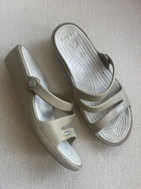 CROCS Serena Slip-On Slide | Size 6 | Cream & White Colorblock | EUC